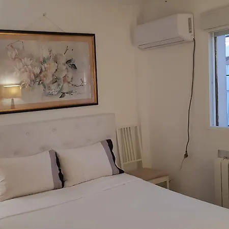 Little Peaceful Retreat With Bath, Heating, Terrace, Free Wifi Fridge Easy Parking * 马尔韦利亚