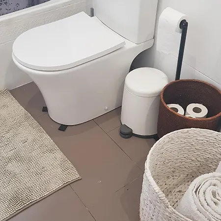 民宿 Little Peaceful Retreat With Bath, Heating, Terrace, Free Wifi Fridge Easy Parking