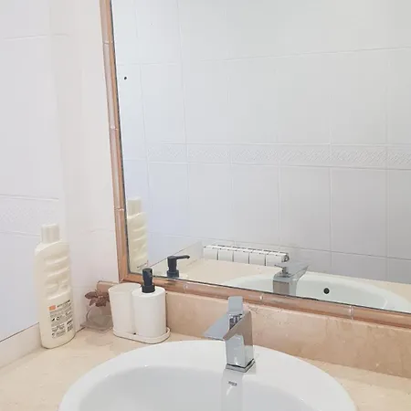 民宿 Little Peaceful Retreat With Bath, Heating, Terrace, Free Wifi Fridge Easy Parking *
