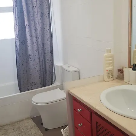 Little Peaceful Retreat With Bath, Heating, Terrace, Free Wifi Fridge Easy Parking 马尔韦利亚