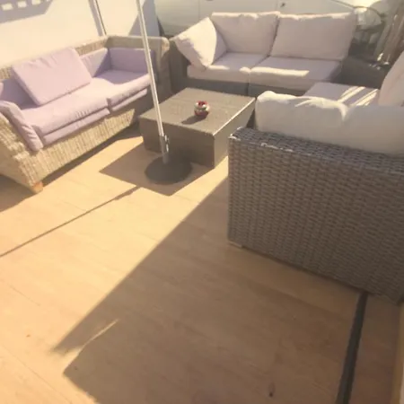 Little Peaceful Retreat: Private With Terrace And Amenities Homestay