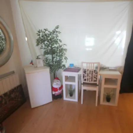 Little Peaceful Retreat: Private With Terrace And Amenities Homestay