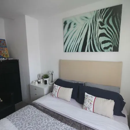 Little Peaceful Retreat: Private With Terrace And Amenities Homestay Marbella